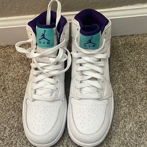 Jordan 1 Purple and White (No Box) Never worn 6.5 Youth